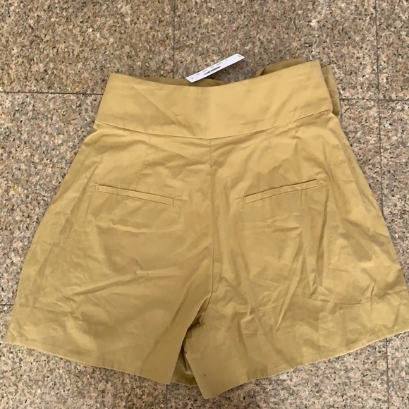 Size 4 women’s khaki shorts. Tie in a bow in front or back. - Picture 3 of 3